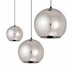 Lampa wisząca Mirror Glow D30 z chromowanym wykończeniem. Trzy kule o różnej średnicy, zawieszone na cienkich linkach. Gładka, lustro-odporna powierzchnia odbijająca światło, idealna do nowoczesnych wnętrz. Używa żarówki E27.