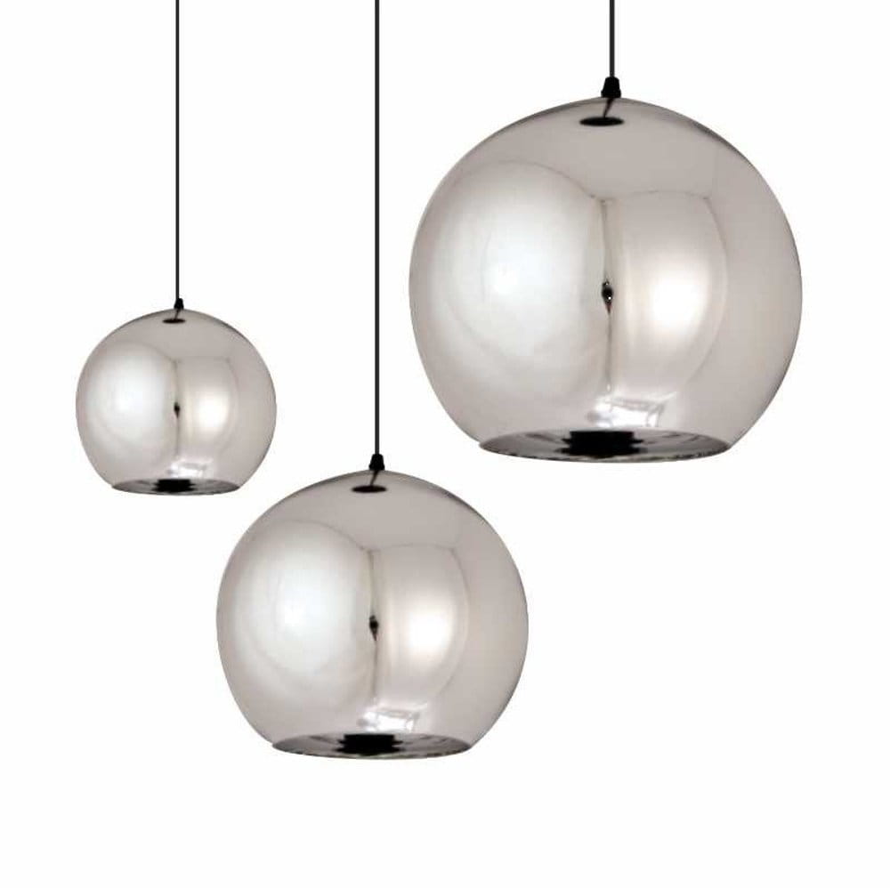 Lampa wisząca Mirror Glow D40 z chromowanej stali, w kształcie kul. Zawieszona w trzech rozmiarach, z gładką, lustrzaną powierzchnią, która odbija światło. Wisi na cienkim, czarnym przewodzie. Przeznaczona do jednego źródła światła E27.