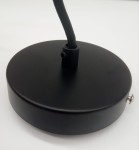 Czarna, okrągła podsufitka lampy wiszącej Mirror Glow D40 z materiału metalowego, z wiszącym kablem w oplocie. Widoczny uchwyt montażowy oraz śrubka do mocowania, na prostym białym tle.