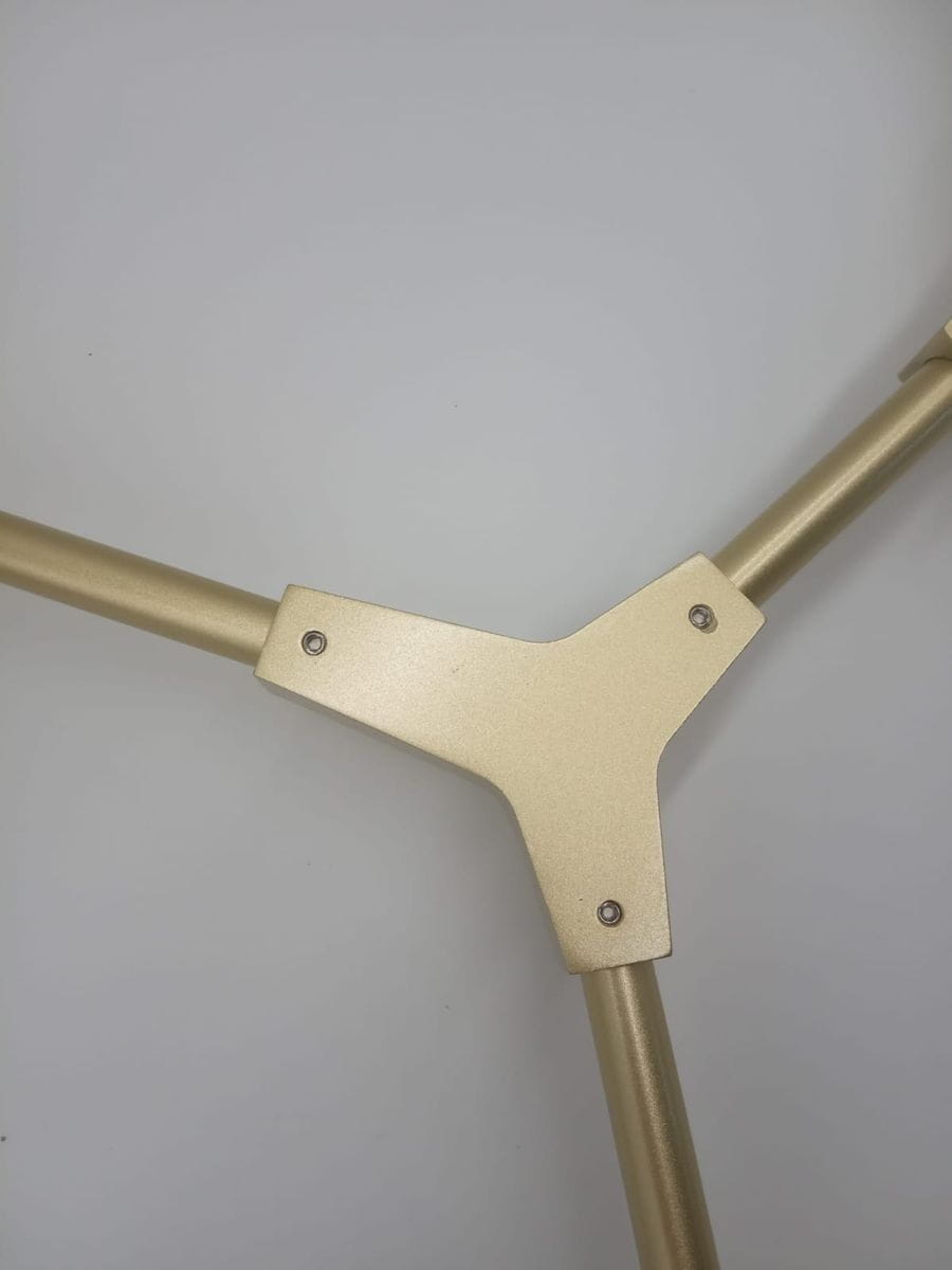 Złoty element mocujący lampy wiszącej Modern Orchid, z widocznymi trzema ramionami oraz śrubami. Powierzchnia matowa, z wykończeniem w kolorze złota. Kąt ujęcia zbliżony, ukazujący detale konstrukcji. Tło białe.