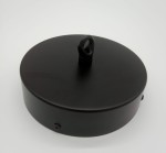Czarna, okrągła podsufitka lampy wiszącej Modern Orchid z uchwytem, widok z góry. Wykonana z metalu, gładka powierzchnia, z jednym otworem do montażu. Idealna do uzupełnienia eleganckich aranżacji wnętrz.