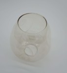 Przezroczysty klosz lampy wiszącej Modern Orchid w kształcie owalnym z wycięciem. Wykonany ze szkła, prezentuje bursztynowy odcień u góry. Ujęcie z góry, na białym tle, pokazujące szczegóły i gładką fakturę szkła.