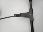 Czarny element konstrukcji lampy wiszącej Modern Orchid, z widocznym złączem na przewodzie oraz śrubą mocującą. Kąt ujęcia zbliżony, ukazujący szczegóły montażu. Przewód elastyczny, dopasowany do stylu lampy. Tło białe, co podkreśla produkt.