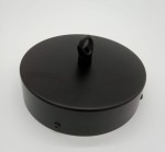 Czarna lampa wisząca Modern Orchid z miejscem na 6 żarówek E27. Okrągła, metalowa podsufitka z widocznym uchwytem do zawieszenia. Gładka, matowa powierzchnia, bez dodatkowych zdobień.