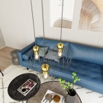 Lampa wisząca Nando 3GL z trzema oprawami E27 w kolorze czarno-złotym. Kule z metalowej siatki zawieszone na długich linkach, umieszczone nad niebieską sofą w nowoczesnym wnętrzu. Widoczne również okrągły stół i dekoracje.