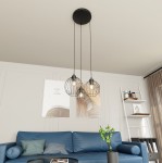 Lampa wisząca Nando 3BL w kolorze czarnym z trzema kloszami w kształcie siatki. Zawieszona na długich przewodach, montowana do sufitu. W tle widoczna niebieska sofa oraz dekoracje na ścianie.