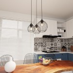 Lampa wisząca Nando 3BL w kolorze czarnym z trzema kloszami w formie siatki, zawieszona nad drewnianym stołem w nowoczesnej kuchni. W tle widoczne białe szafki oraz dekoracyjna płytka. W lampie zastosowano żarówki E27.