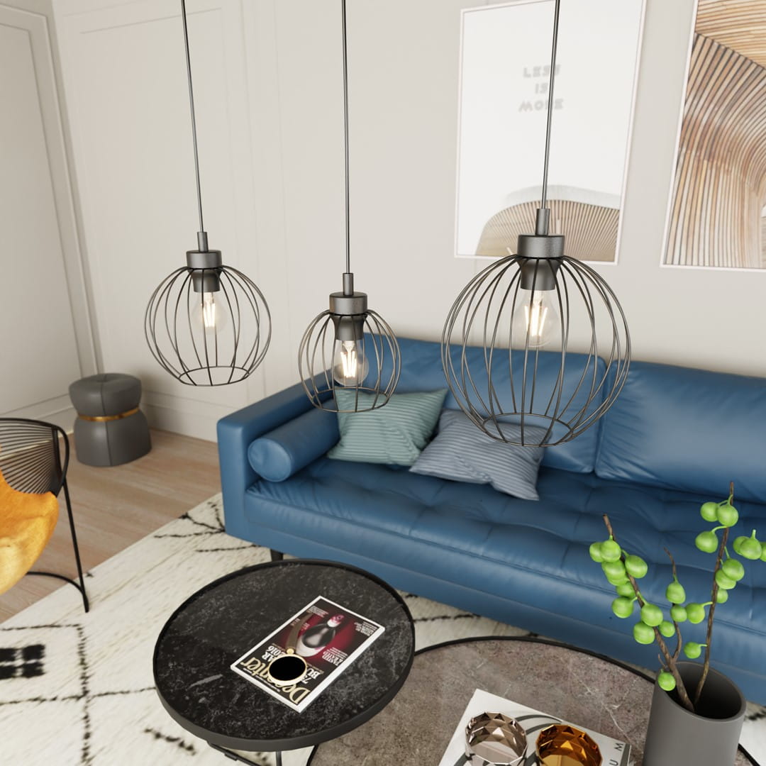 Lampa wisząca Nando 3BL w kolorze czarnym z trzema kloszami w formie siatki. Zawieszona na długich przewodach, idealna do nowoczesnych wnętrz. W tle niebieska sofa oraz stolik kawowy z dekoracjami.