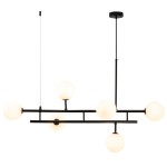 Lampa wisząca Moderno Duo, czarna, z sześcioma kulistymi kloszami z mlecznego szkła na prostokątnej konstrukcji. Ujęcie frontalne, zawieszona na cienkim przewodzie. Idealna do nowoczesnych wnętrz.