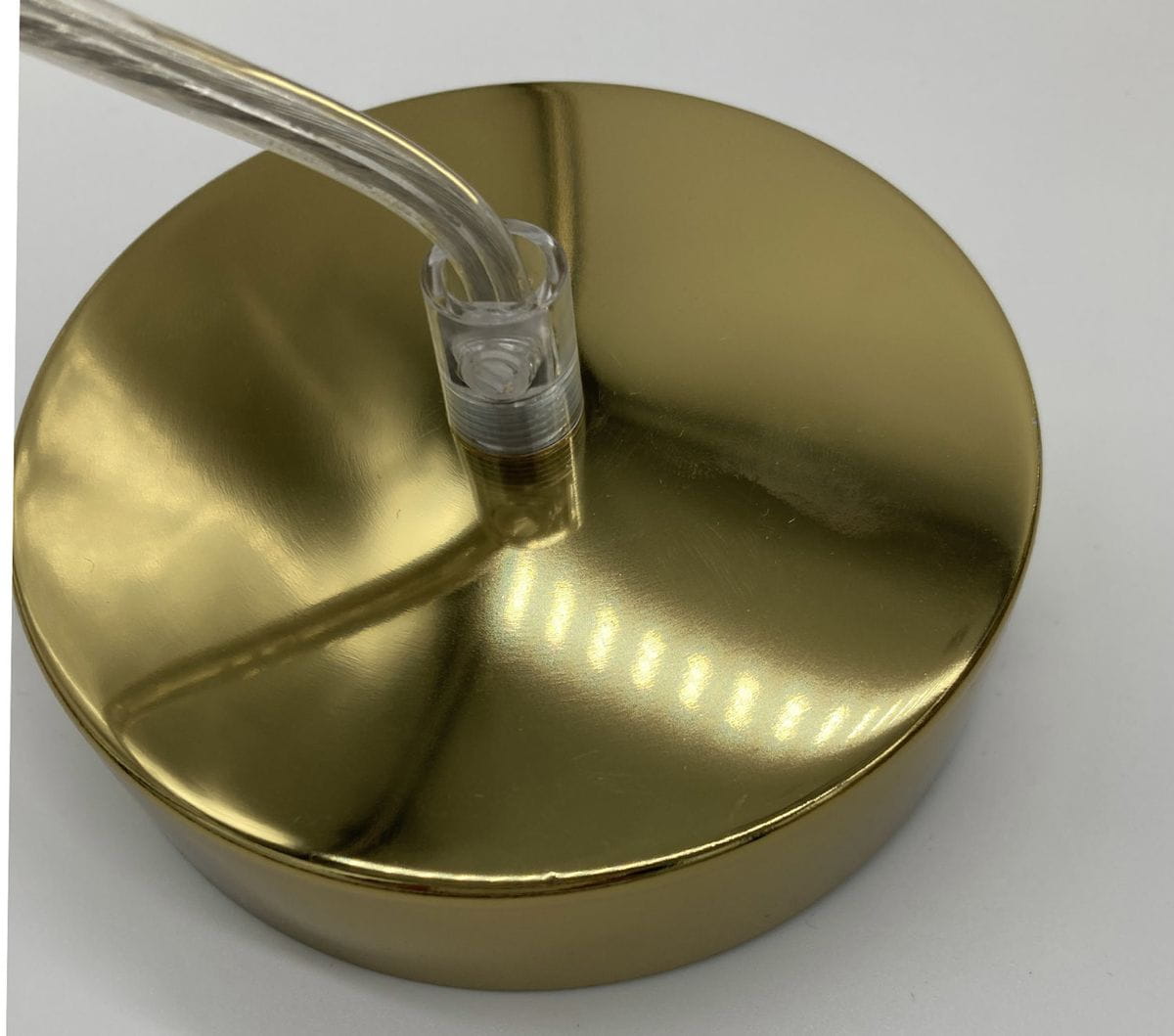 Podstawa lampy wiszącej Monetti w kolorze złotym, okrągła, z przezroczystym przewodem. Powierzchnia błyszcząca, metaliczna, z widocznym mocowaniem przewodu. Produkt przeznaczony do trzech żarówek G9. Idealna do nowoczesnych wnętrz.