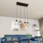 Lampa wisząca Nando 4BL w kolorze czarnym z czterema kloszami w formie siatki, zawieszona na długich linkach. Widoczna w aranżacji nad niebieską sofą, w tle obrazy i regał z akcesoriami. Idealna do nowoczesnych wnętrz.