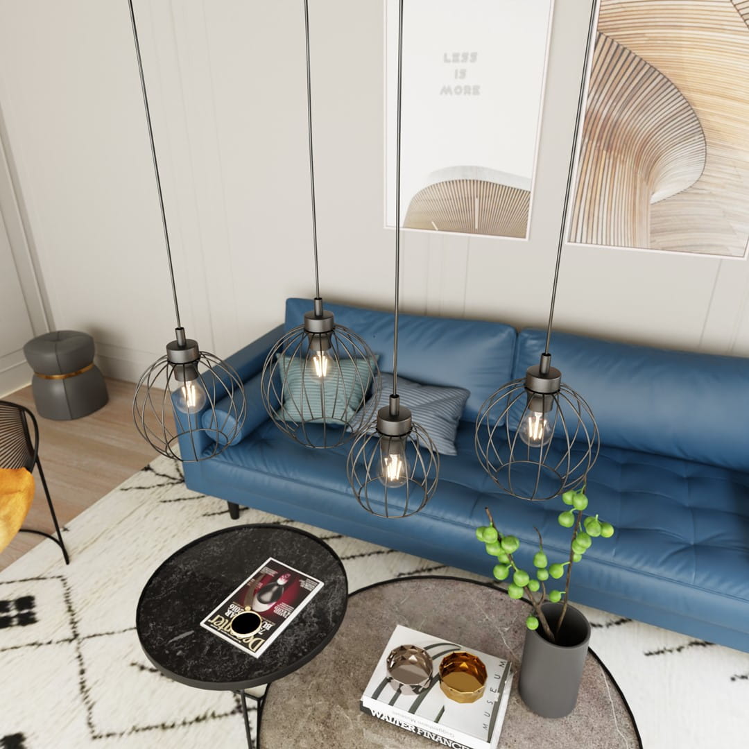Czarna lampa wisząca Nando 4BL z czterema kloszami w formie metalowych siatek, zawieszona na długich linkach, w nowoczesnym wnętrzu z niebieską sofą, okrągłym stołem i dekoracjami.