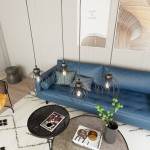 Czarna lampa wisząca Nando 4BL z czterema kloszami w formie metalowych siatek, zawieszona na długich linkach, w nowoczesnym wnętrzu z niebieską sofą, okrągłym stołem i dekoracjami.