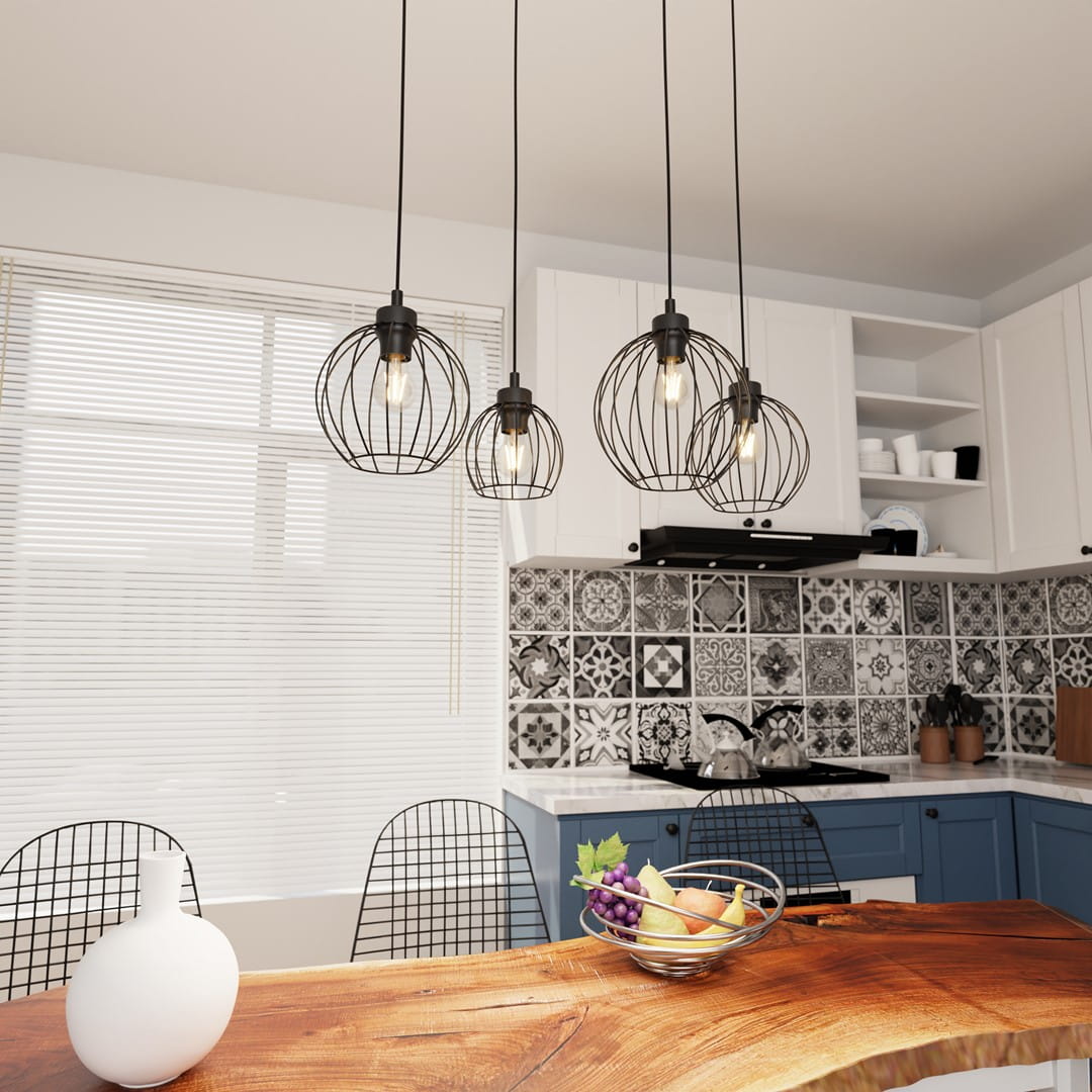 Lampa wisząca Nando 4BL w kolorze czarnym z czterema kloszami w kształcie kul, zawieszona na cienkich przewodach. Widoczna w nowoczesnej kuchni z drewnianym stołem i owocami w misce, na tle ozdobnych płytek.