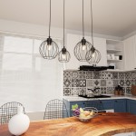 Lampa wisząca Nando 4BL w kolorze czarnym z czterema kloszami w kształcie kul, zawieszona na cienkich przewodach. Widoczna w nowoczesnej kuchni z drewnianym stołem i owocami w misce, na tle ozdobnych płytek.