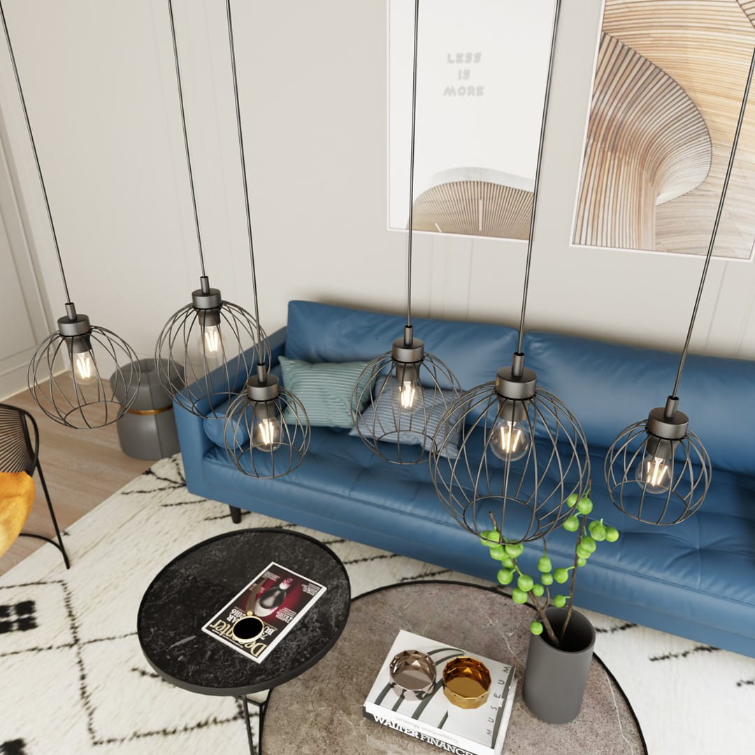 Lampa wisząca Nando 6BL z sześcioma kloszami w formie siatki, czarna, zawieszona nad niebieską kanapą. W tle nowoczesne dekoracje i stół z okrągłym blatem. Idealna do aranżacji wnętrz.