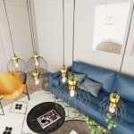 Lampa wisząca Nando 6GL w czarno-złotym kolorze, z sześcioma żarówkami E27. Zawieszona w nowoczesnym wnętrzu, z okrągłymi kloszami w metalowej siatce. Widoczne elementy: niebieska sofa, czarny stół i żółty fotel.