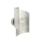Kinkiet Spiral chrom 1xG9 w kolorze srebrnym, o błyszczącej, perforowanej strukturze, z delikatnie falującym kształtem. Montowany na ścianie, z okrągłą podstawą. Widoczny efekt świetlny przez otwory w obudowie.