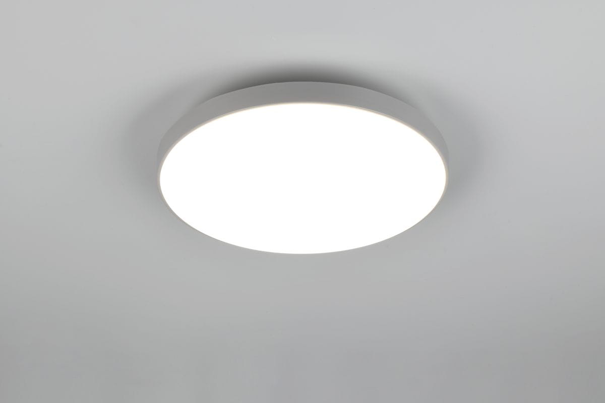 Plafon Spica IP44 o mocy 18W i barwie światła 4000K w tytanowej obudowie, okrągły, montowany na suficie, emituje jasne, neutralne światło. Widok z dołu, z białym tłem, podkreślający minimalistyczny design.