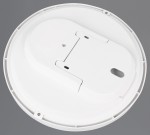Plafon Spica w kolorze tytanowym, o średnicy okrągłej, z białym matowym wykończeniem. Widoczne elementy montażowe oraz otwory do instalacji. Produkt ma oznaczenie IP44, moc 18W i temperaturę barwową 4000K. Ujęcie z góry.