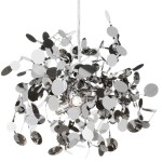 Lampa wisząca Monetti w kolorze chromu z trzema źródłami światła G9. Design z metalowymi, odbijającymi światło elementami w formie okrągłych dysków, ułożonych w chaotyczny sposób, zwisająca na cienkim przewodzie.