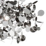 Lampa wisząca Monetti 3xG9 w chromie, złożona z wielu lśniących, okrągłych elementów, odbijających światło. Widok z góry, ukazujący szczegóły dekoracyjne i centralne źródło światła, tworzy efektowną kompozycję.