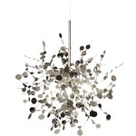 Lampa wisząca Monetti 3xG9 w kolorze chromu, złożona z metalowych, okrągłych elementów w różnych rozmiarach, układających się w efektowny, organiczny kształt. Zawieszona na cienkim przewodzie, idealna do nowoczesnych wnętrz.