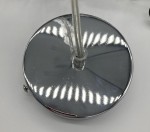Podstawa lampy wiszącej Monetti w kolorze chromu, okrągła, błyszcząca, z przezroczystym kablem. Widoczny otwór na mocowanie. Na powierzchni refleksy świetlne, co podkreśla metaliczny efekt.