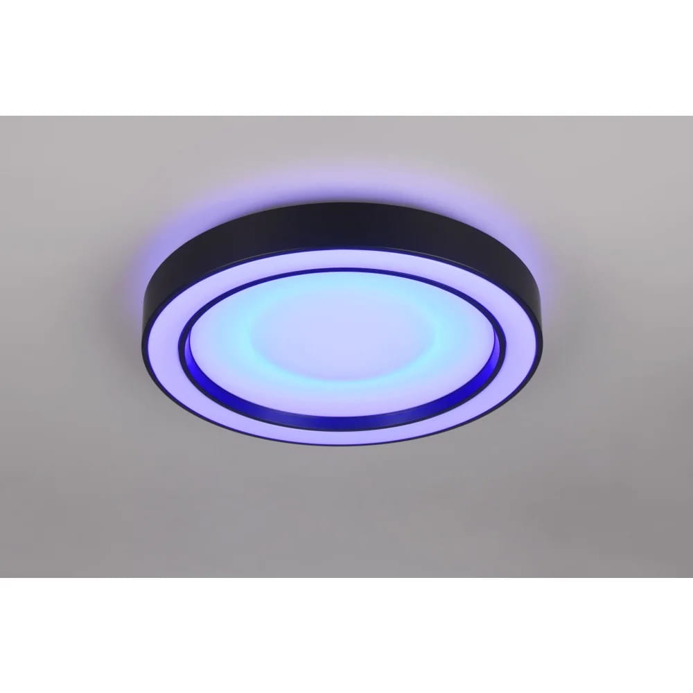 Plafon Arco w kolorze czarnym z pilotem, oświetlenie LED 22W RGBW. Okrągła forma z podświetleniem w odcieniach niebieskiego, zamontowany na suficie, z delikatnym, matowym wykończeniem.