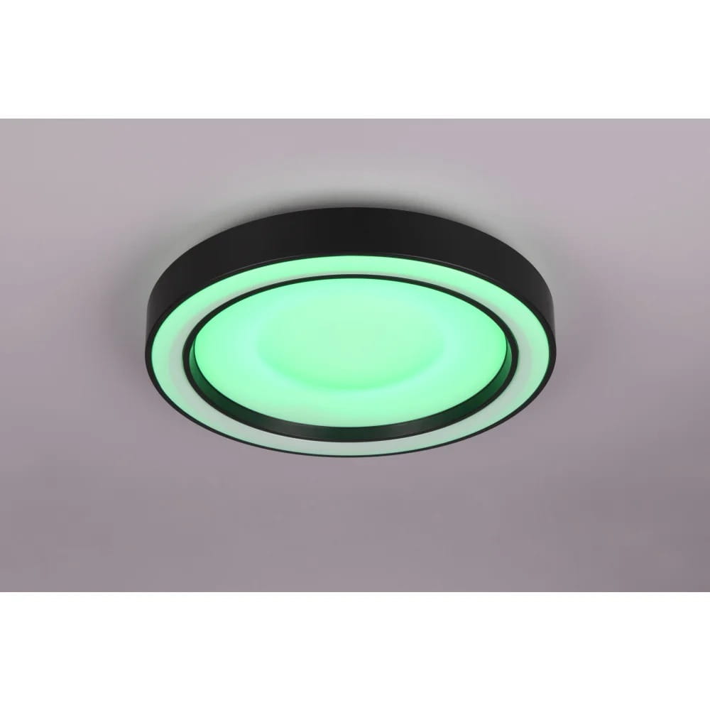 Plafon Arco w kolorze czarnym, o okrągłym kształcie z podświetleniem RGBW. Widok z dołu, z aktywowanym zielonym światłem. Zasilany przez 1xLED/22W, obsługiwany pilotem. Zestawiający elegancki design z nowoczesną funkcjonalnością.