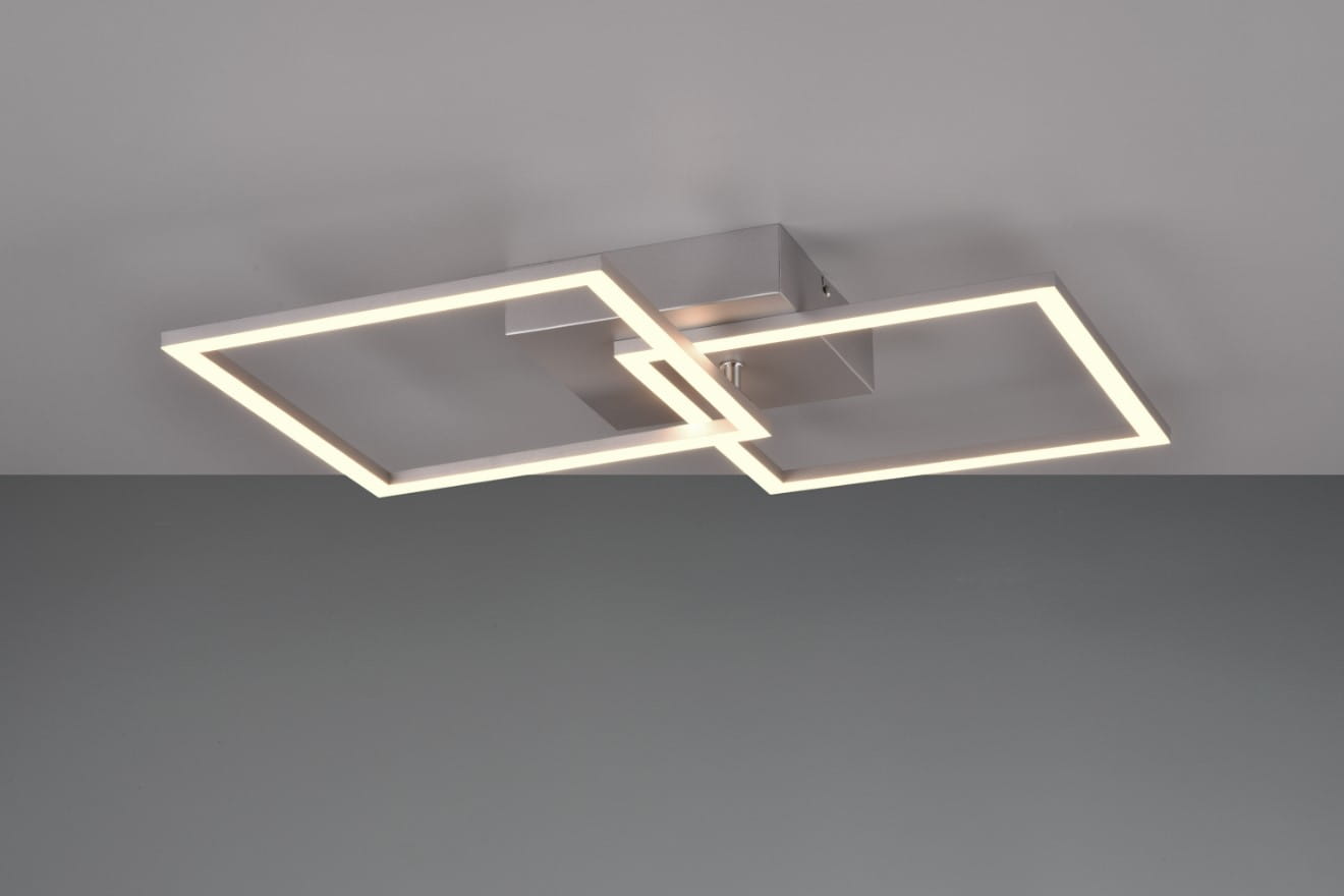 Lampa sufitowa Trail z dwoma wbudowanymi źródłami światła LED o mocy 20W, w kolorze tytanowym. Posiada dwa prostokątne ramiona, rozmieszczone pod kątem, montowana na suficie. Świeci ciepłym światłem, idealna do nowoczesnych wnętrz.