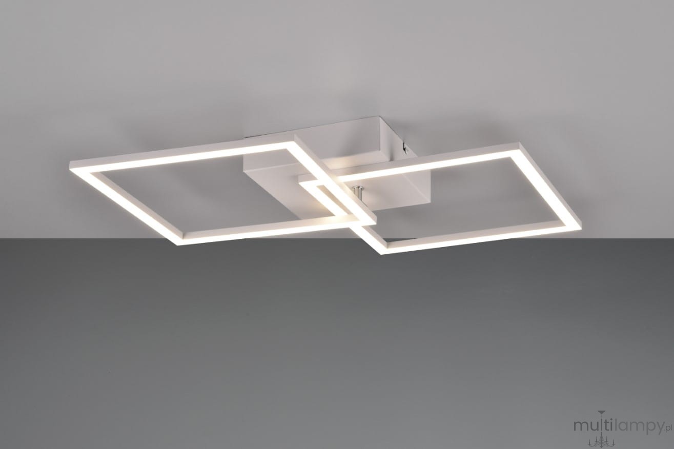 Lampa sufitowa Trail z dwoma kwadratowymi ramkami, biała, z oświetleniem LED o mocy 20W. Ujęcie z góry, produkt zamontowany na suficie, minimalistyczny design z równoległymi kształtami. Tło w odcieniach szarości.