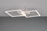 Lampa sufitowa Trail z dwoma kwadratowymi ramkami, biała, z oświetleniem LED o mocy 20W. Ujęcie z góry, produkt zamontowany na suficie, minimalistyczny design z równoległymi kształtami. Tło w odcieniach szarości.