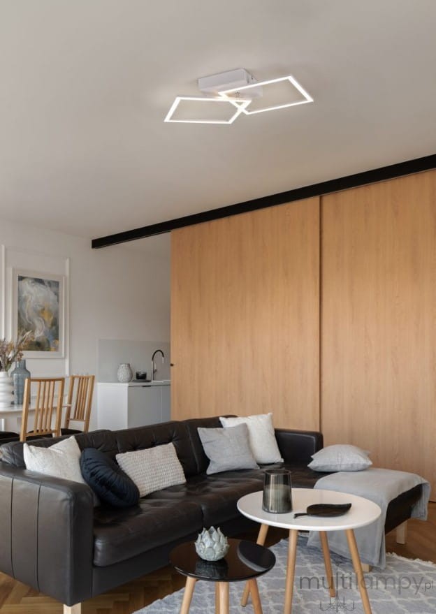 Lampa sufitowa Trail z dwoma źródłami LED o mocy 20W w kolorze białym. Produkt zawieszony na suficie, z minimalistycznym, geometrycznym kształtem, doskonale oświetla nowoczesny salon z drewnianymi akcentami.