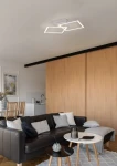 Lampa sufitowa Trail z dwoma źródłami LED o mocy 20W w kolorze białym. Produkt zawieszony na suficie, z minimalistycznym, geometrycznym kształtem, doskonale oświetla nowoczesny salon z drewnianymi akcentami.