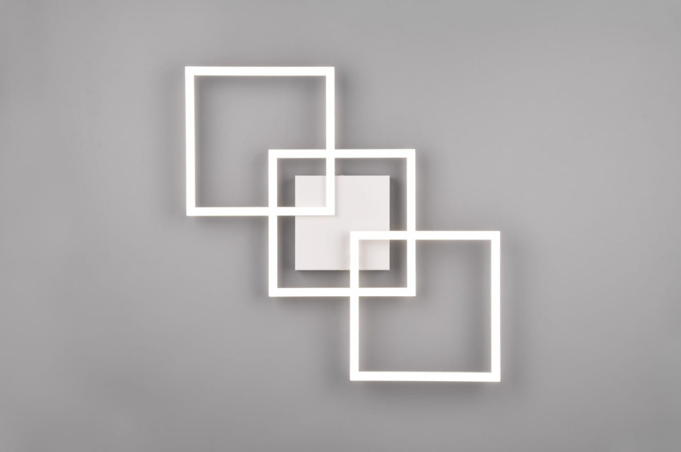 Lampa sufitowa Trail z trzema kwadratowymi ramkami LED w kolorze białym, zamontowana na prostokątnej podstawie. Ujęcie frontalne, na szarym tle, podkreślające nowoczesny design i geometryczną formę.