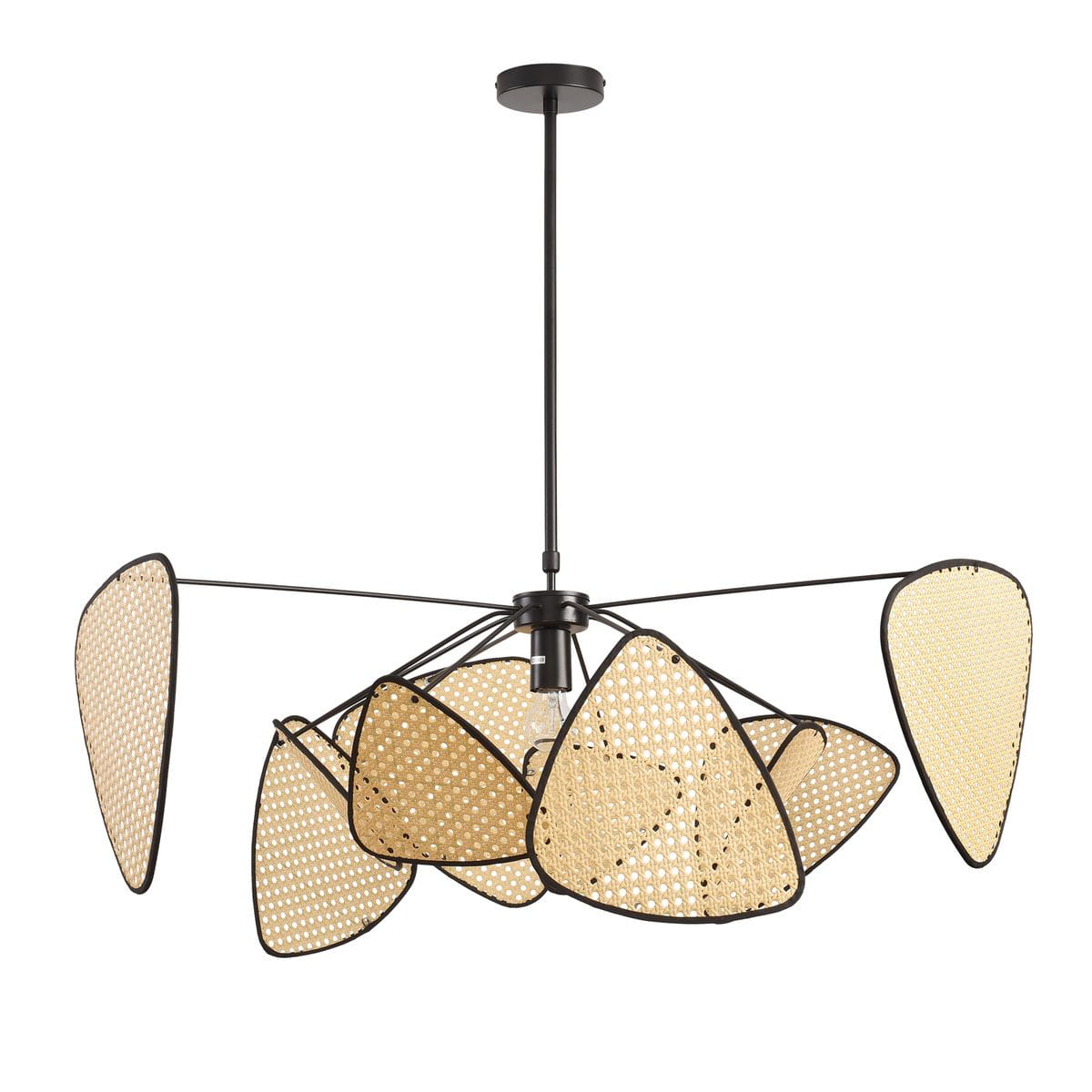 Lampa wisząca Natura z czarną metalową konstrukcją i kloszami z plecionego rattanu w kształcie nieregularnych, lekko zaokrąglonych elementów. Oświetlenie zawieszone na długim przewodzie, idealne do nowoczesnych wnętrz.