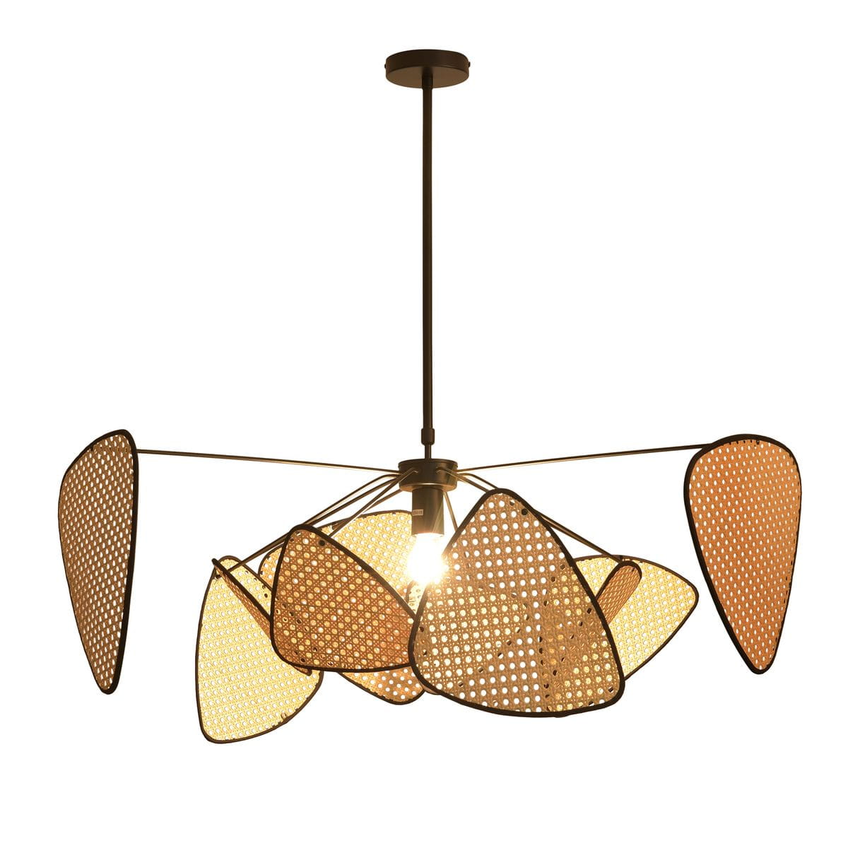 Lampa wisząca Natura z materiału rattanowego w kolorze czarnym i naturalnym, złożona z asymetrycznych, perforowanych elementów. Zawieszona na cienkim przewodzie, z widoczną żarówką E27 w centralnej części.