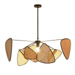 Lampa wisząca Natura z materiału rattanowego w kolorze czarnym i naturalnym, złożona z asymetrycznych, perforowanych elementów. Zawieszona na cienkim przewodzie, z widoczną żarówką E27 w centralnej części.