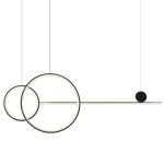 Czarna lampa wisząca New Age z dwoma okręgami i prostokątnym elementem, oświetlenie LED 40W. Zawieszona na cienkich linkach, minimalistyczny design. Wymiary i detale konstrukcyjne nie są widoczne. Tło białe, co podkreśla formę lampy.