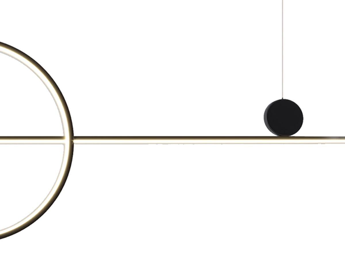 Lampa wisząca New Age w kolorze czarnym, z dwoma źródłami LED 40W. Posiada minimalistyczny kształt z okrągłym elementem i prostą, poziomą belką. Zawieszona na cienkim przewodzie, na białym tle.