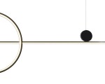 Lampa wisząca New Age w kolorze czarnym, z dwoma źródłami LED 40W. Posiada minimalistyczny kształt z okrągłym elementem i prostą, poziomą belką. Zawieszona na cienkim przewodzie, na białym tle.