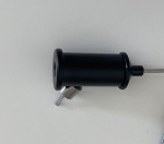 Czarna lampa wisząca New Age z dwoma źródłami LED o mocy 40W. Widoczny detal to metalowy element mocujący z przewodem stalowym, umieszczony w pozycji poziomej na jasnym tle.