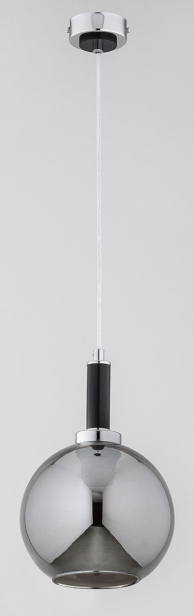 Lampa wisząca Hetty z pojedynczym gniazdem E27, o okrągłym kształcie. Obudowa w odcieniu chromu z czarnym elementem, zawieszona na cienkim przewodzie. Tło jasnoszare, co podkreśla elegancki wygląd lampy.