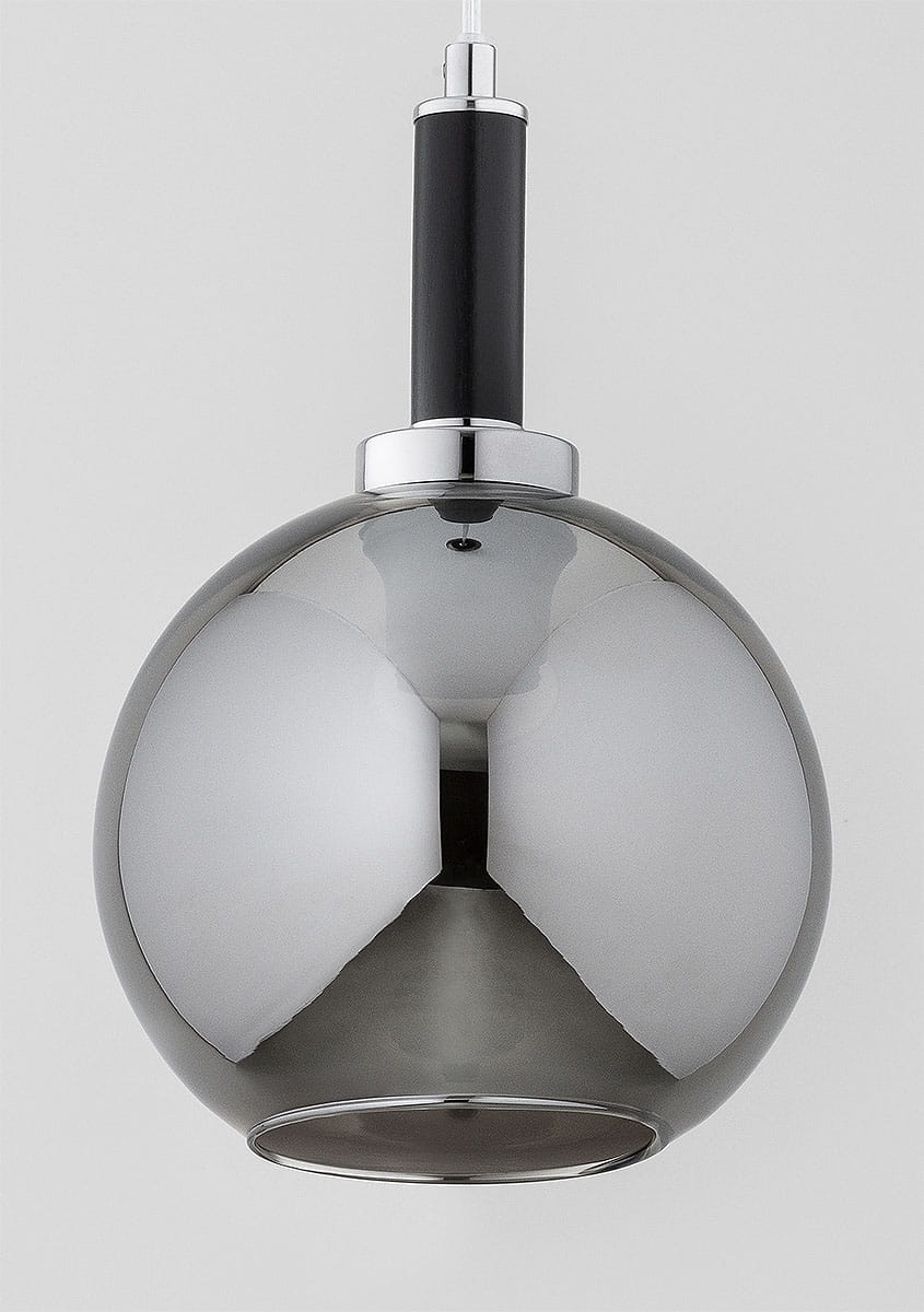 Lampa wisząca Hetty w kolorze czarnym i chromowanym z pojedynczym mocowaniem na żarówkę E27. Okrągły klosz z połyskującym wykończeniem, zawieszony na czarnym elemencie, w ujęciu frontalnym. Tło proste, jednolite.
