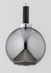 Lampa wisząca Hetty w kolorze czarnym i chromowanym z pojedynczym mocowaniem na żarówkę E27. Okrągły klosz z połyskującym wykończeniem, zawieszony na czarnym elemencie, w ujęciu frontalnym. Tło proste, jednolite.