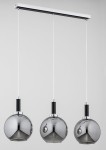 Lampa wisząca Hetty z trzema kulistymi kloszami w odcieniu chromu, zawieszona na białym, prostokątnym stelażu. Każdy klosz ma czarny uchwyt i jest wykonany z gładkiego, błyszczącego materiału. Długość linki do każdego klosza jest regulowana.