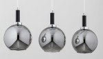 Lampa wisząca Hetty w kolorze czarnym i chromowanym, składająca się z trzech okrągłych kloszy z metalicznym wykończeniem. Klosze zawieszone na białych przewodach, z czarnymi uchwytami. Ujęcie frontalne, zbliżenie na detale.