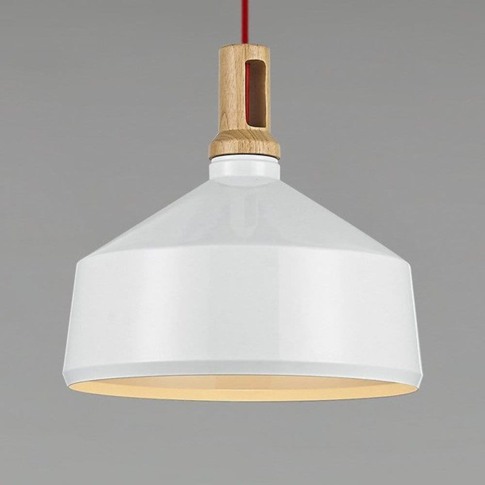 Lampa wisząca Nordic Woody z białym kloszem w kształcie stożka, naturalnym drewnianym mocowaniem oraz czerwoną linką. Widoczna żarówka E27 wewnątrz. Produkt zawieszony na szarym tle.