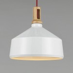 Lampa wisząca Nordic Woody z białym kloszem w kształcie stożka, naturalnym drewnianym mocowaniem oraz czerwoną linką. Widoczna żarówka E27 wewnątrz. Produkt zawieszony na szarym tle.